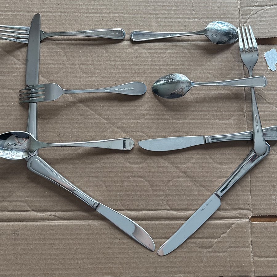 Unfortunately the cutlery circuit did not work. This was how I set it up but it did not turn on the light. 